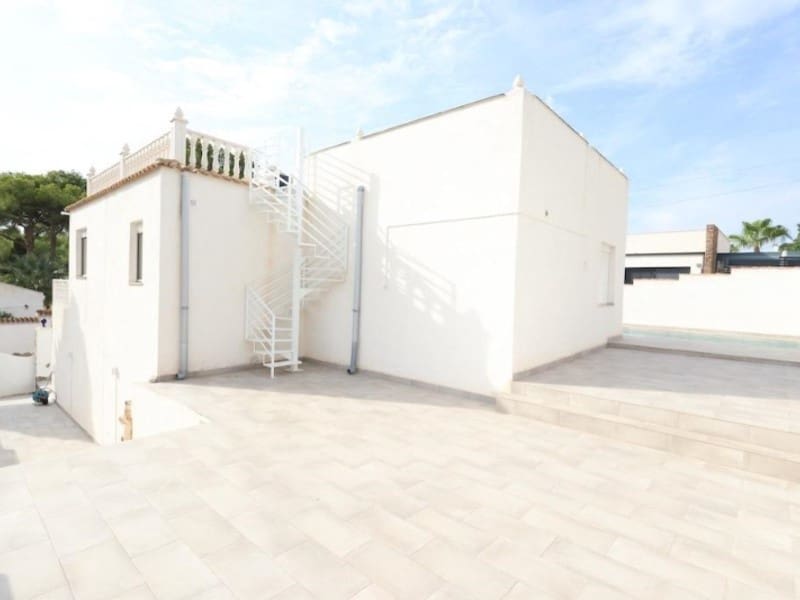 5 soverom Villa til salgs i Torrevieja med svømmebasseng garasje - € 599 000 (Ref: 10184456)