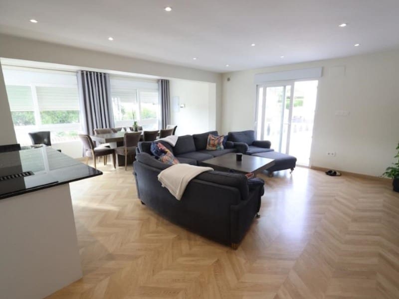 5 soverom Villa til salgs i Torrevieja med svømmebasseng garasje - € 599 000 (Ref: 10184456)