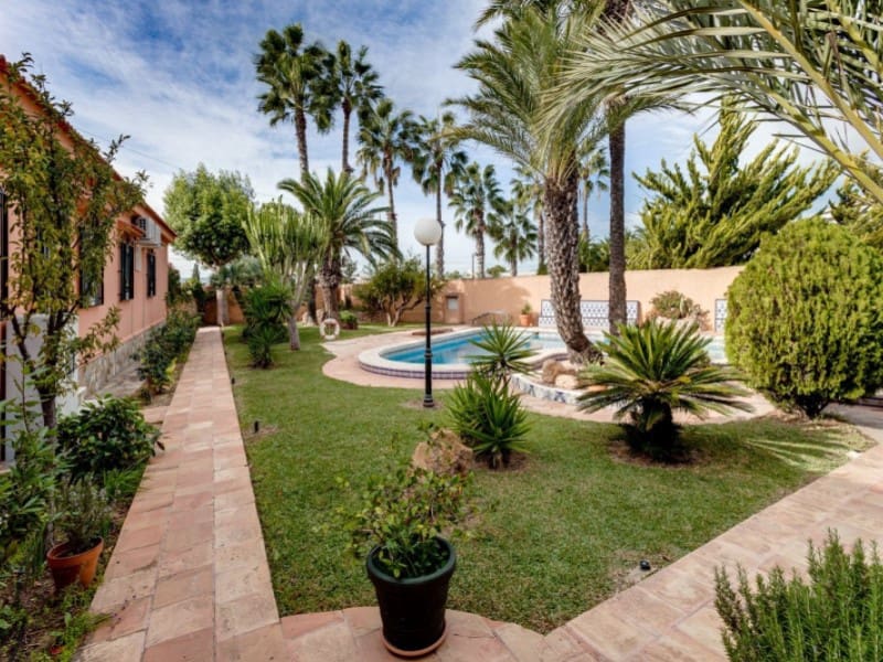 5 Zimmer Villa zu verkaufen in Torrevieja mit Pool - 850.000 € (Ref: 8434568)