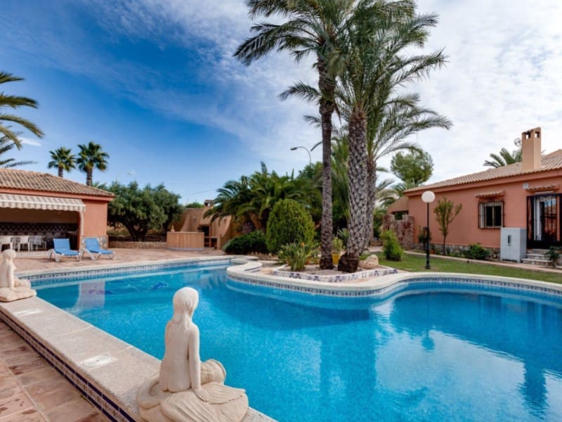 5 Zimmer Villa zu verkaufen in Torrevieja mit Pool - 850.000 € (Ref: 8434568)
