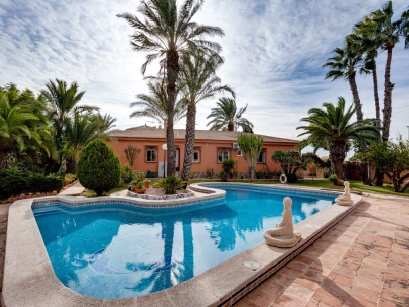 5 Zimmer Villa zu verkaufen in Torrevieja mit Pool - 850.000 € (Ref: 8434568)