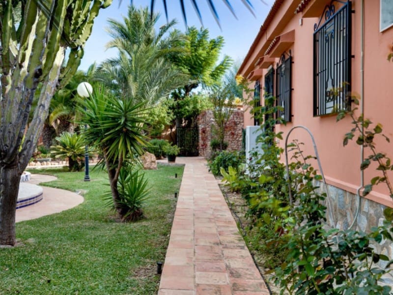 5 Zimmer Villa zu verkaufen in Torrevieja mit Pool - 850.000 € (Ref: 8434568)