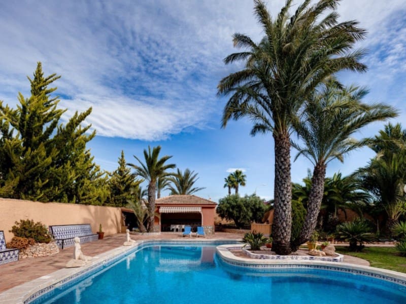 5 Zimmer Villa zu verkaufen in Torrevieja mit Pool - 850.000 € (Ref: 8434568)