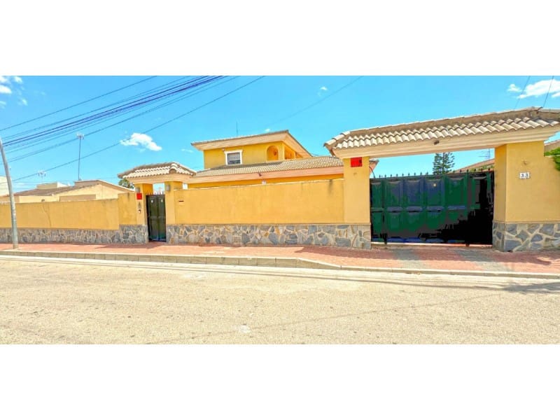 Chalet de 6 habitaciones en Torrevieja en venta con piscina - 610.000 € (Ref: 8434606)