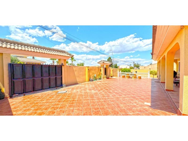 Chalet de 6 habitaciones en Torrevieja en venta con piscina - 610.000 € (Ref: 8434606)