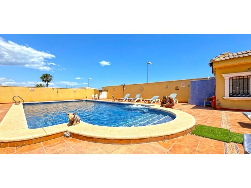 Chalet de 6 habitaciones en Torrevieja en venta con piscina - 610.000 € (Ref: 8434606)
