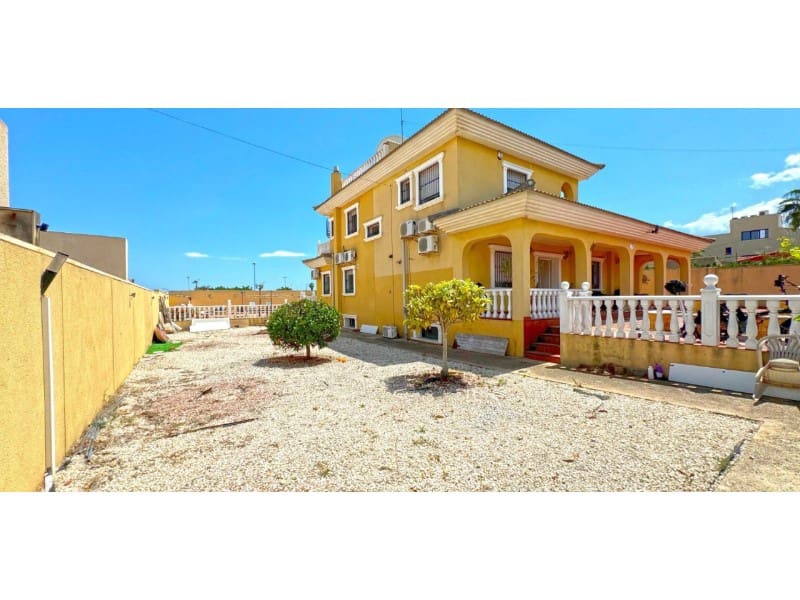 Chalet de 6 habitaciones en Torrevieja en venta con piscina - 610.000 € (Ref: 8434606)