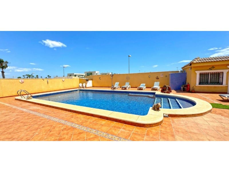Chalet de 6 habitaciones en Torrevieja en venta con piscina - 610.000 € (Ref: 8434606)