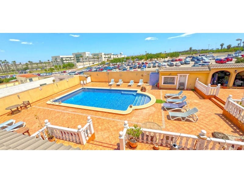 Chalet de 6 habitaciones en Torrevieja en venta con piscina - 610.000 € (Ref: 8434606)