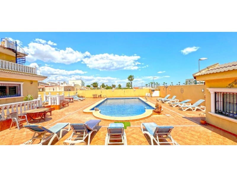 Chalet de 6 habitaciones en Torrevieja en venta con piscina - 610.000 € (Ref: 8434606)