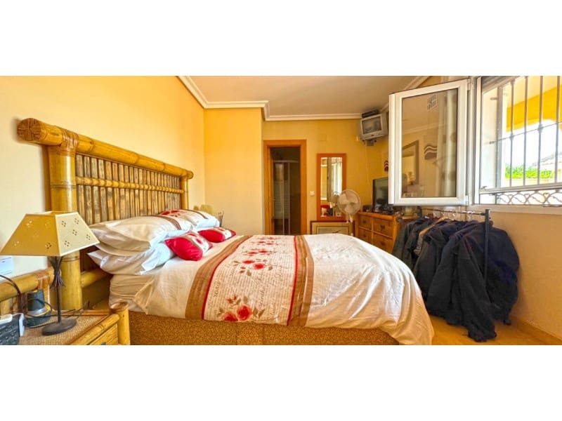 Chalet de 6 habitaciones en Torrevieja en venta con piscina - 610.000 € (Ref: 8434606)