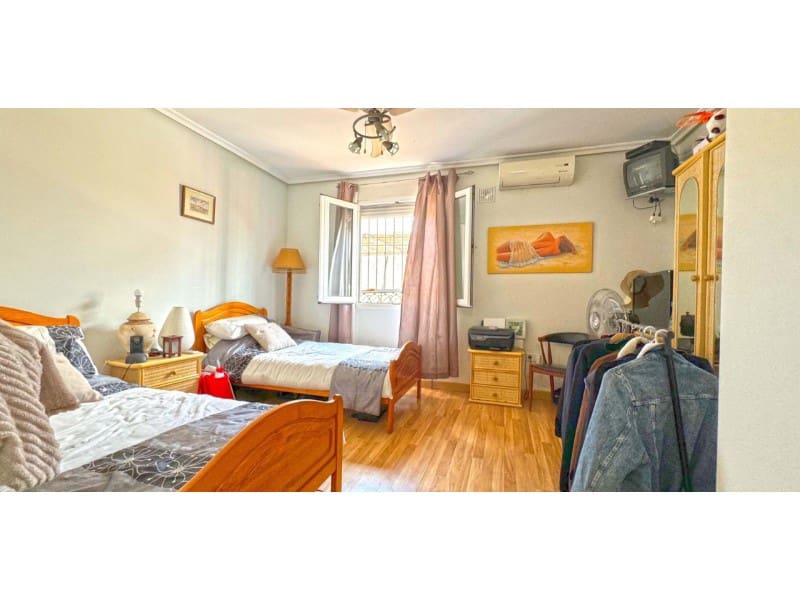 Chalet de 6 habitaciones en Torrevieja en venta con piscina - 610.000 € (Ref: 8434606)