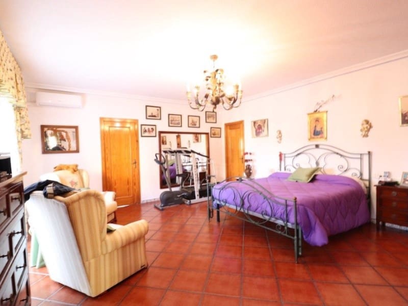 5 Zimmer Villa zu verkaufen in Torrevieja mit Garage - 850.000 € (Ref: 8440747)