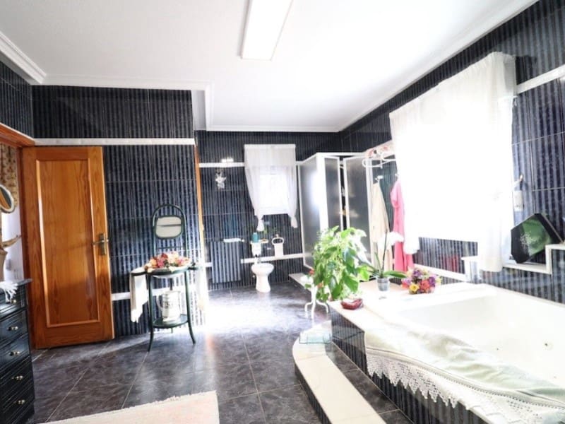 5 Zimmer Villa zu verkaufen in Torrevieja mit Garage - 850.000 € (Ref: 8440747)