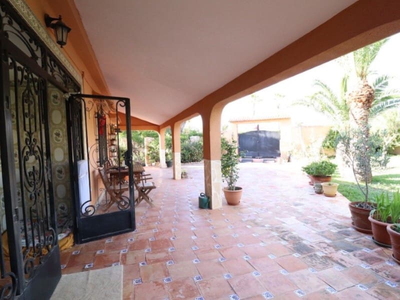 5 Zimmer Villa zu verkaufen in Torrevieja mit Garage - 850.000 € (Ref: 8440747)