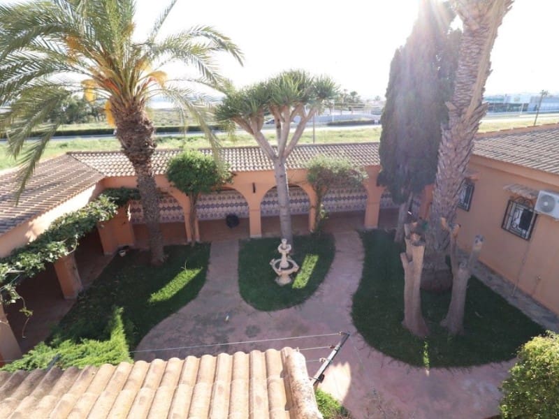 5 Zimmer Villa zu verkaufen in Torrevieja mit Garage - 850.000 € (Ref: 8440747)