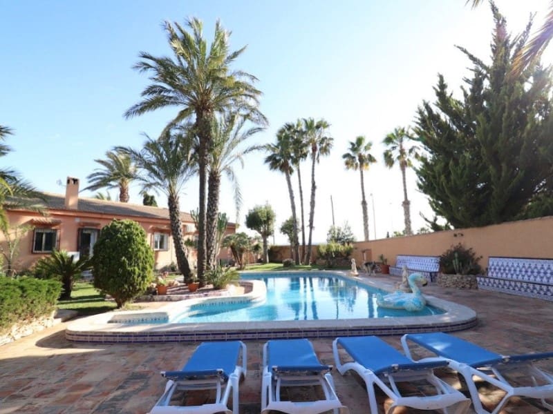 5 Zimmer Villa zu verkaufen in Torrevieja mit Garage - 850.000 € (Ref: 8440747)