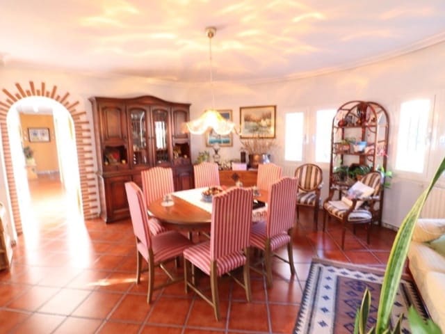 Chalet de 5 habitaciones en Centro, Torrevieja en venta con garaje - 850.000 € (Ref: 8440747)