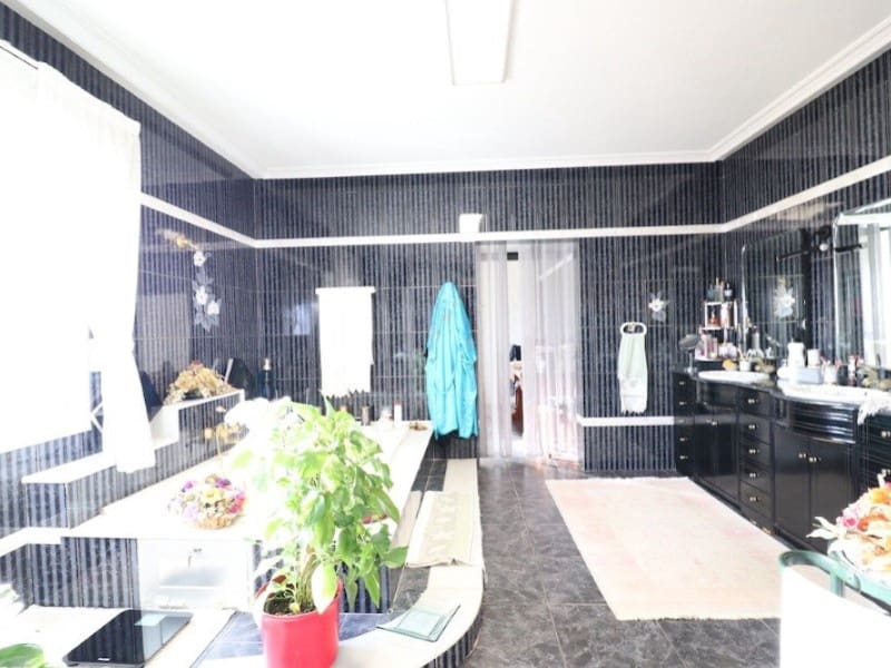 5 Zimmer Villa zu verkaufen in Torrevieja mit Garage - 850.000 € (Ref: 8440747)