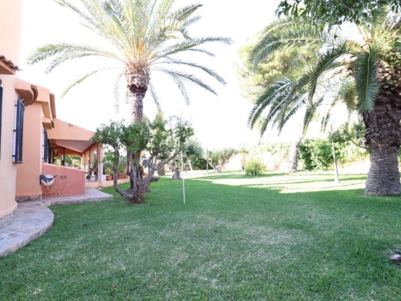 5 Zimmer Villa zu verkaufen in Torrevieja mit Garage - 850.000 € (Ref: 8440747)
