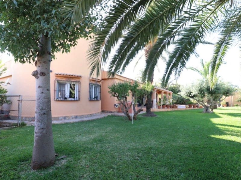 5 Zimmer Villa zu verkaufen in Torrevieja mit Garage - 850.000 € (Ref: 8440747)