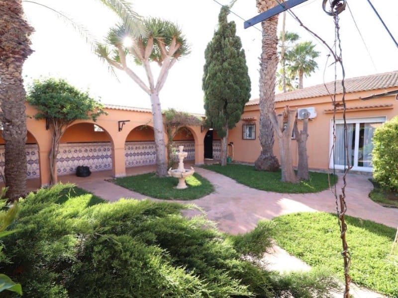 5 Zimmer Villa zu verkaufen in Torrevieja mit Garage - 850.000 € (Ref: 8440747)