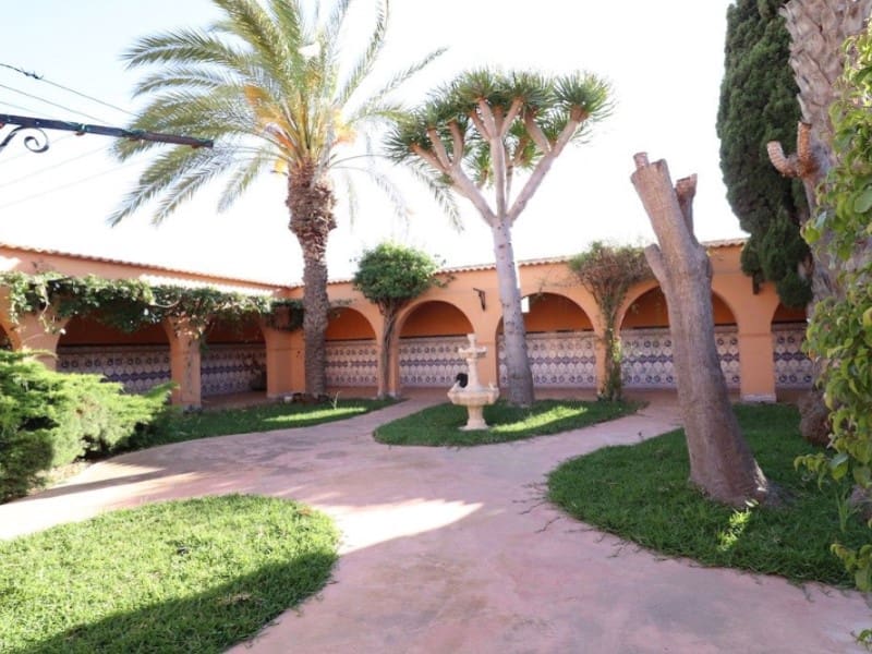 5 Zimmer Villa zu verkaufen in Torrevieja mit Garage - 850.000 € (Ref: 8440747)