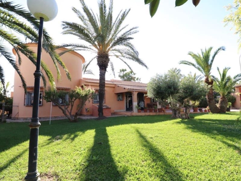 5 Zimmer Villa zu verkaufen in Torrevieja mit Garage - 850.000 € (Ref: 8440747)