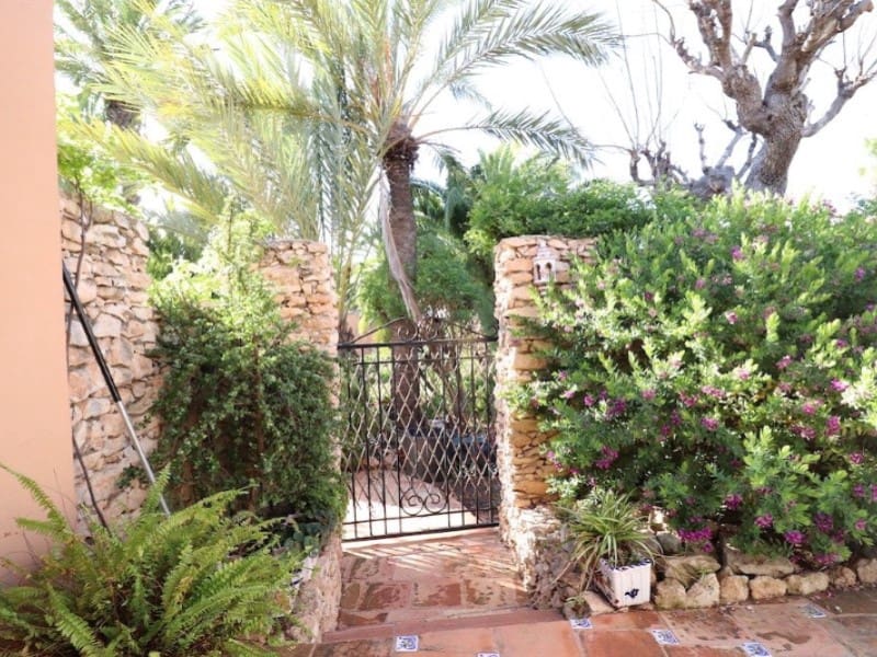 5 Zimmer Villa zu verkaufen in Torrevieja mit Garage - 850.000 € (Ref: 8440747)