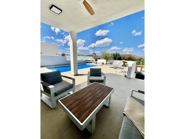 Chalet de 3 habitaciones en Benijófar en venta con piscina - 478.732 € (Ref: 8580288)