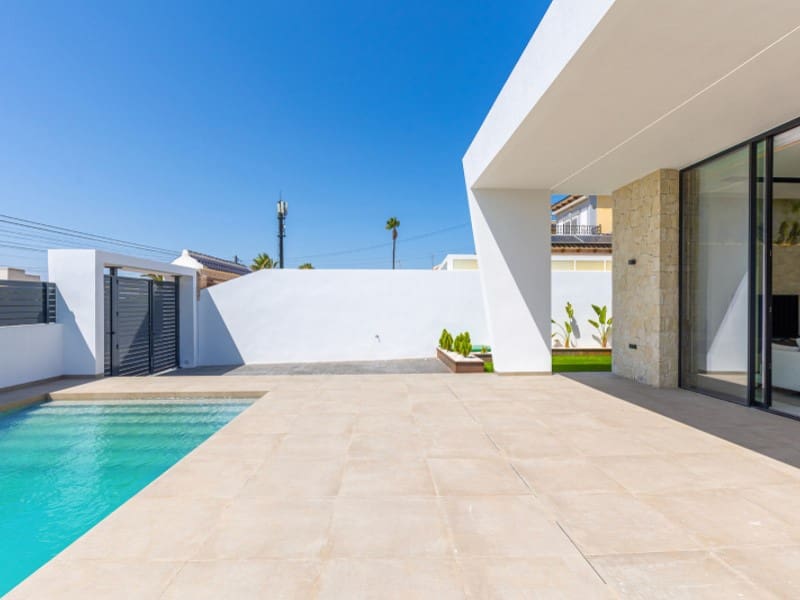 3 slaapkamer Villa te koop in Torrevieja met zwembad - € 700.000 (Ref: 8834478)