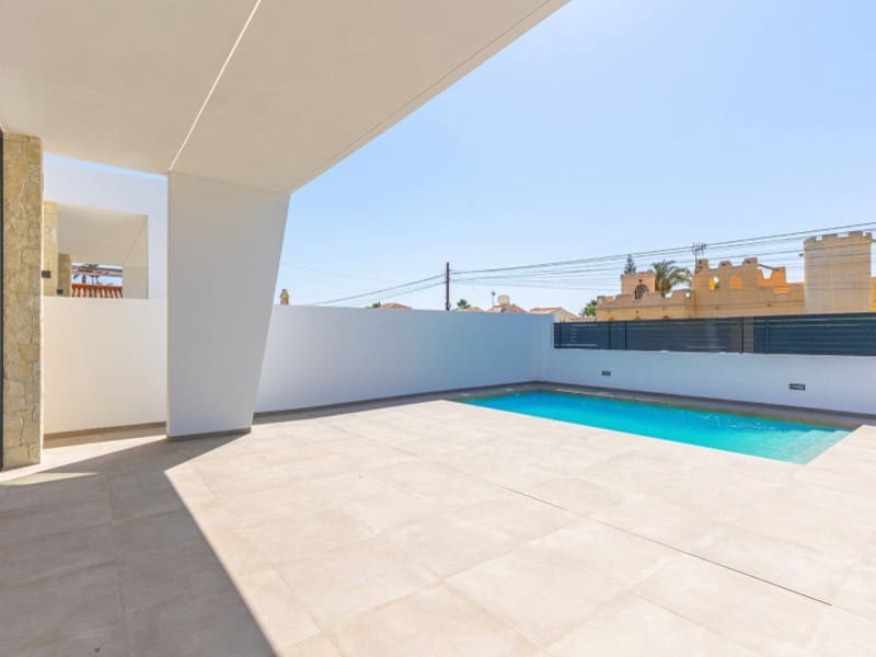 3 slaapkamer Villa te koop in Torrevieja met zwembad - € 700.000 (Ref: 8834478)