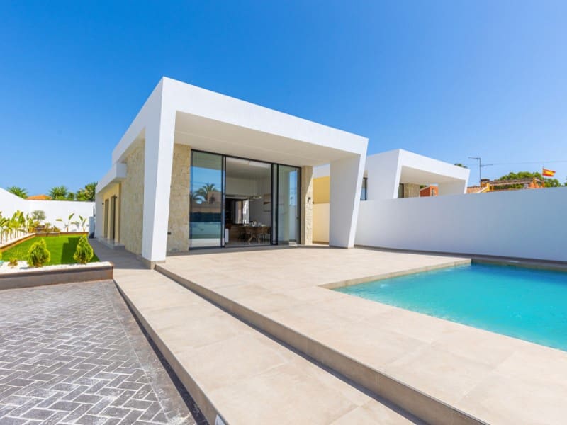 3 slaapkamer Villa te koop in Torrevieja met zwembad - € 700.000 (Ref: 8834478)