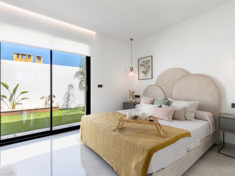 3 slaapkamer Villa te koop in Torrevieja met zwembad - € 700.000 (Ref: 8834478)