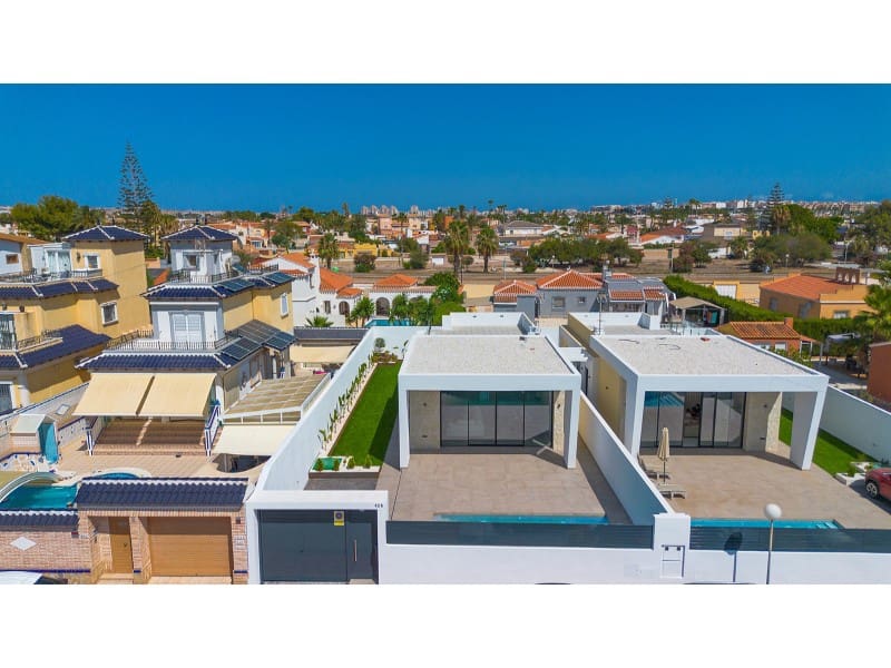3 slaapkamer Villa te koop in Torrevieja met zwembad - € 700.000 (Ref: 8834478)
