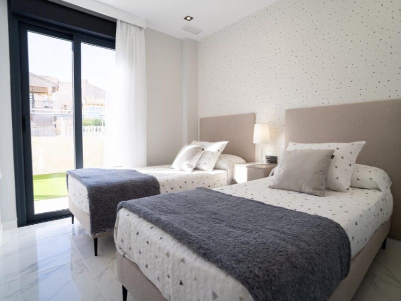 Bungalow de 3 habitaciones en Pilar de la Horadada en venta con piscina - 340.000 € (Ref: 8834503)