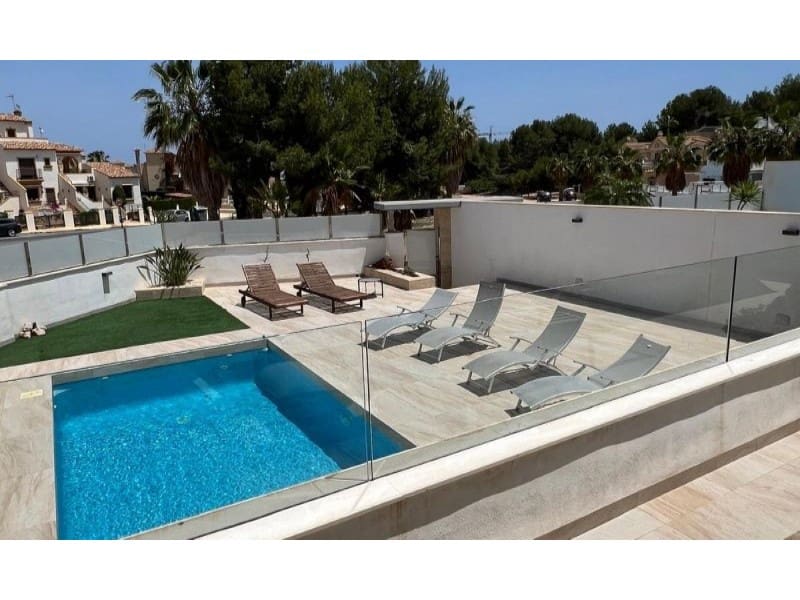 4 soveværelse Villa til salg i Orihuela Costa med swimmingpool - € 499.995 (Ref: 8902455)