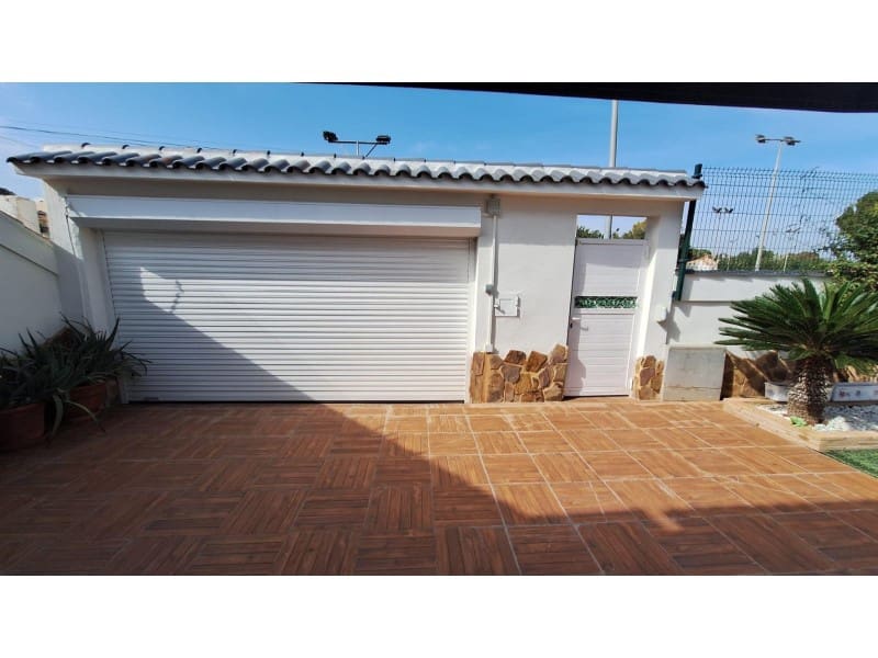 4 bedroom Villa for sale in Torrevieja with pool - € 490,000 (Ref: 8937456)