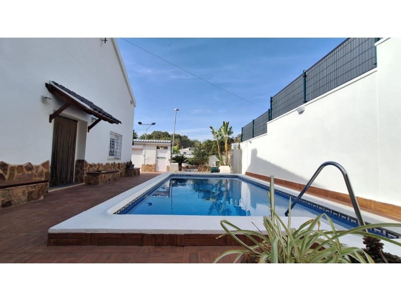 4 bedroom Villa for sale in Torrevieja with pool - € 490,000 (Ref: 8937456)