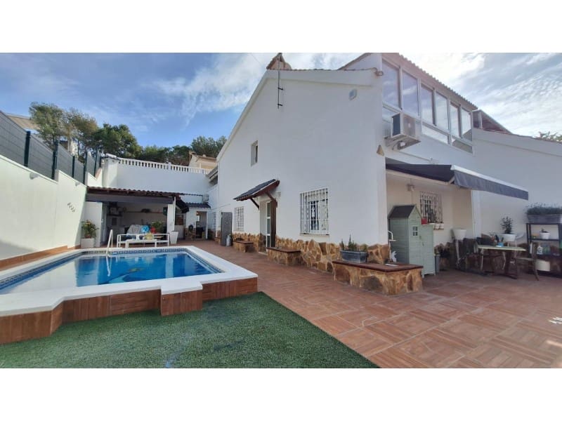 4 bedroom Villa for sale in Torrevieja with pool - € 490,000 (Ref: 8937456)