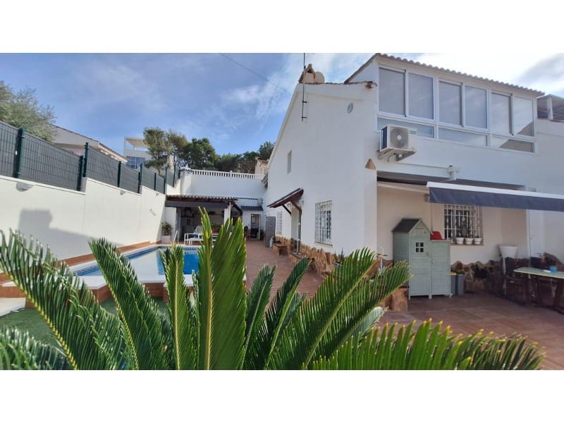 4 bedroom Villa for sale in Torrevieja with pool - € 490,000 (Ref: 8937456)