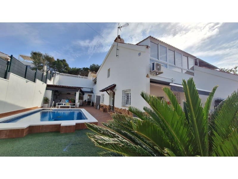 4 bedroom Villa for sale in Torrevieja with pool - € 490,000 (Ref: 8937456)