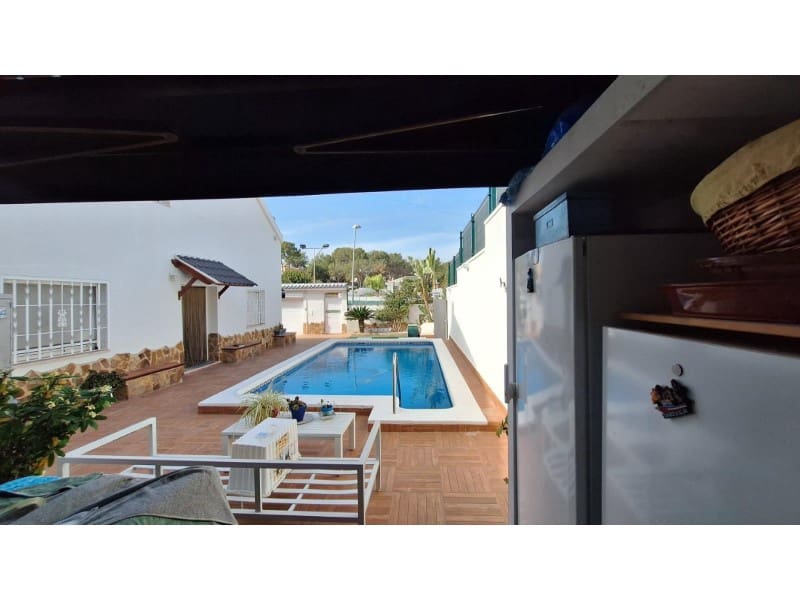 4 bedroom Villa for sale in Torrevieja with pool - € 490,000 (Ref: 8937456)