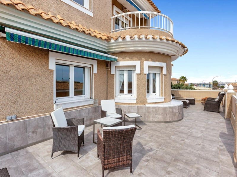 5 soverom Villa til salgs i Torrevieja med svømmebasseng - € 395 000 (Ref: 8937457)