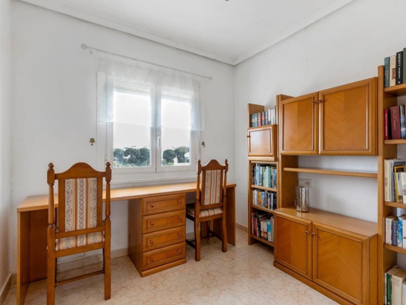 5 soverom Villa til salgs i Torrevieja med svømmebasseng - € 395 000 (Ref: 8937457)