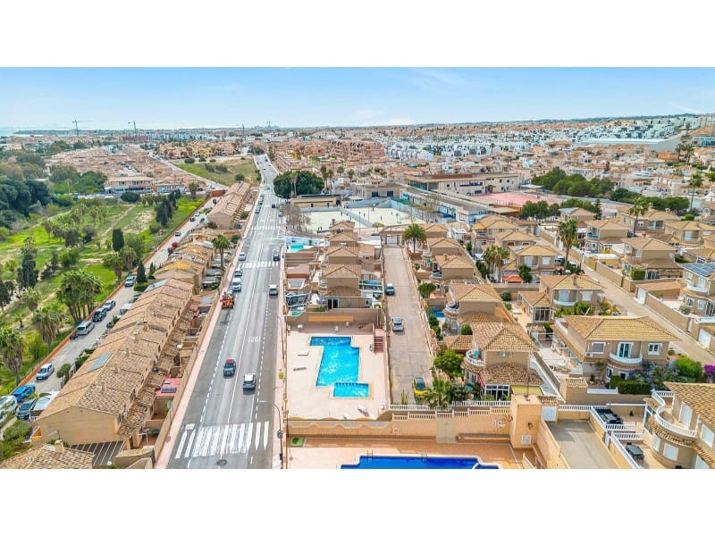 5 soverom Villa til salgs i Torrevieja med svømmebasseng - € 395 000 (Ref: 8937457)