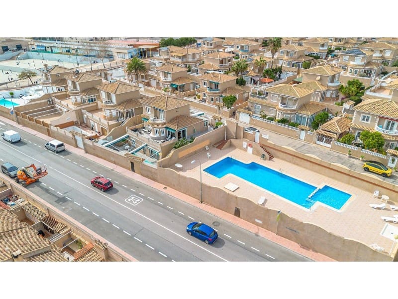 5 soverom Villa til salgs i Torrevieja med svømmebasseng - € 395 000 (Ref: 8937457)