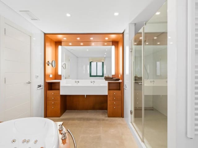 2 bedroom Penthouse for sale in Aguamarina, Orihuela - € 560,000 (Ref: 8949167)