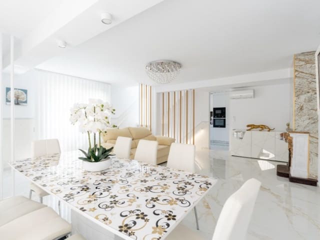 4 soveværelse Byhus til salg i Punta Prima, Torrevieja med swimmingpool - € 545.000 (Ref: 8949169)