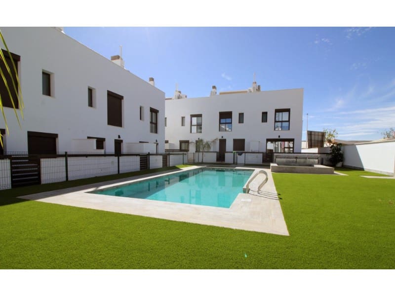 Chalet de 4 habitaciones en Pilar de la Horadada en venta con piscina - 384.900 € (Ref: 9042649)